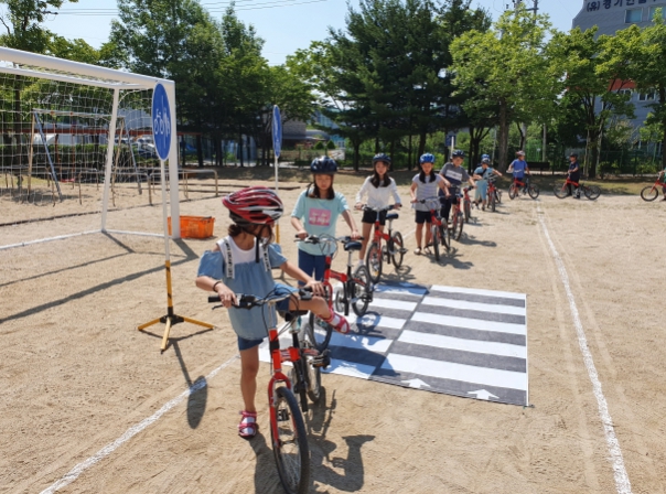 어린이들이 자전거 안전수칙, 올바른 주행 요령 등을 배우고 있다.