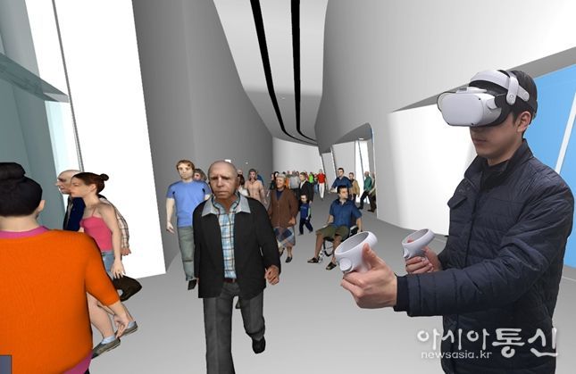 디자인전시관1에서 화재 발생 시나리오, 피난 상황에 대한 피난안내요원의 VR 착용 1인칭 시점※ VR 장비를 착용하여야 1인칭 시점의 교육 효과 가능