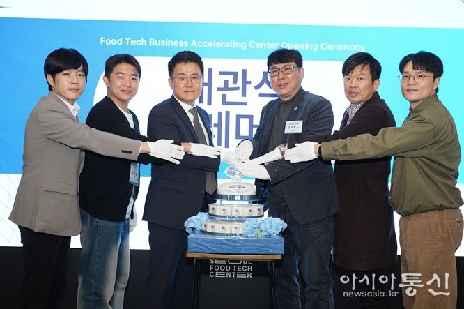 10일 오후 열린 '청년쿡 푸드테크 센터 개관식'에 김철희 서울시 미래청년기획관을 비롯해 김지향 서울시의회 의원, 이동수 서울시 미래세대 명예시장, 기업 오픈이노베이션 담당자, 투자사 등이 참석해 센터 개관과 기업들의 새로운 출발을 축하했다. (왼쪽부터 이동수 미래새대분야 명예시장, 청년기업 '그랜마찬' 구교일 대표, 김철희 미래청년기획관, 김지향 서울시의원, 청년쿡 자문위원 신철호, 청년기업 '이너프유' 임승혁 대표)
