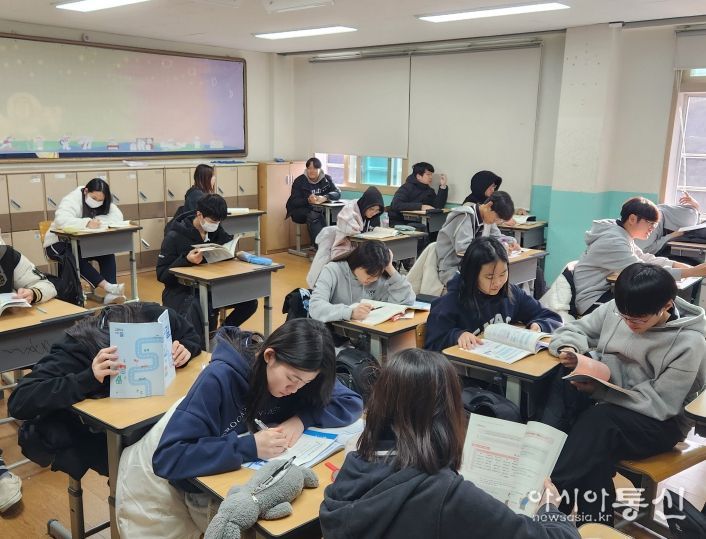 전환기 진로연계교육 자료 배부하며 학교 교육