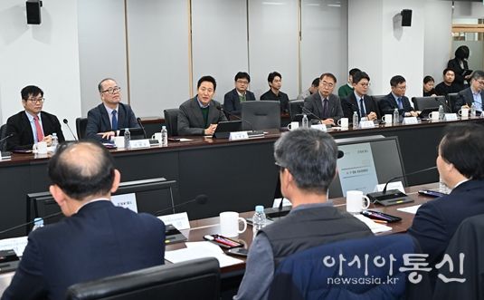 오세훈 서울시장이 12일(목) 오후 서울시청 기획상황실에서 열린 서울시-자치구 합동 비상경제회의에서 모두발언 하고 있다.