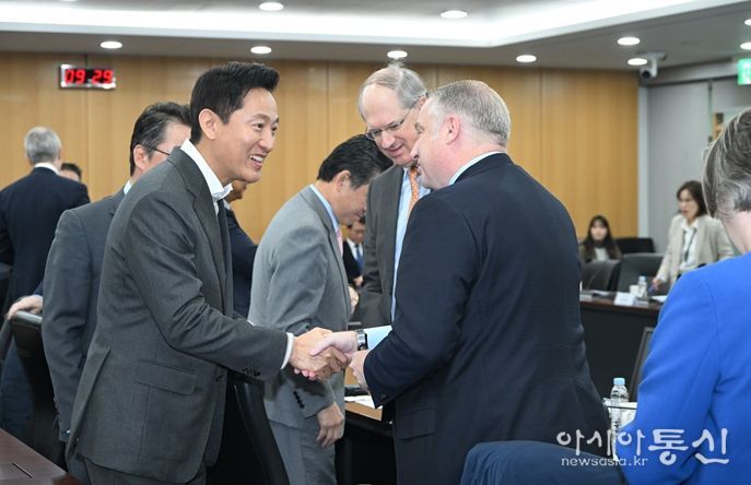 오세훈 서울시장이 13일 오전 외국계 금융‧투자사, 외투기업 비상경제회의에 앞서 외투기업 관계자와 인사를 나누고 있다.