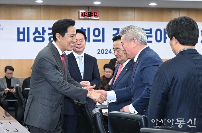 오세훈 서울시장이 16일 오전 비상경제회의(건설분야 간담회)에서 참석자들과 인사를 나누고 있다.