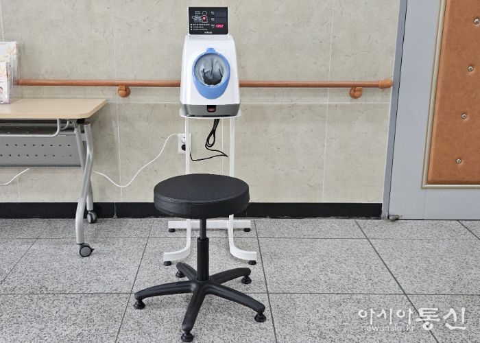 한국원자력환경공단이 노인종합복지관에 혈압기를 기부했다.