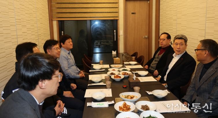 포항시는 17일 지역 내 경찰·소방 관계자와 조찬 간담회를 갖고, 지역의 안전과 민생을 위한 협력 방안을 논의했다.