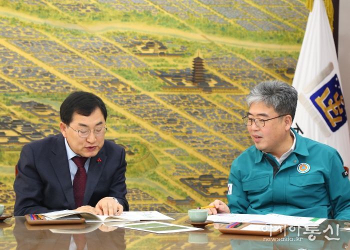주낙영 경주시장이 지난 16일 시청 대외협력실에서 임상섭 산림청장과 소나무재선충병 방제전략에 대해 논의하고 있다.