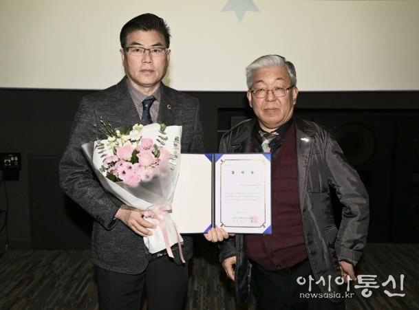 경기도의회 윤태길 의원, 사회복지사 권익 향상 노력 인정받아 감사장 수상