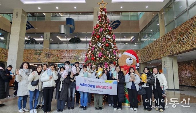 청소년비즈쿨 창업동아리는 19일 청소년들이 동아리 활동으로 제작한 애착인형을 기부했다.