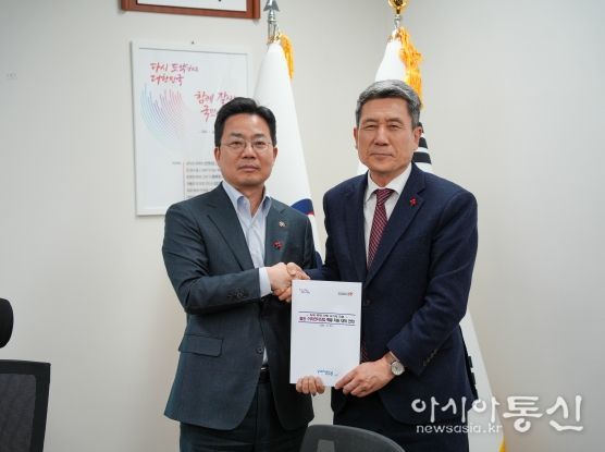 이강덕 포항시장이 박성택 산업통상자원부 제1차관에게 건의서 전달.