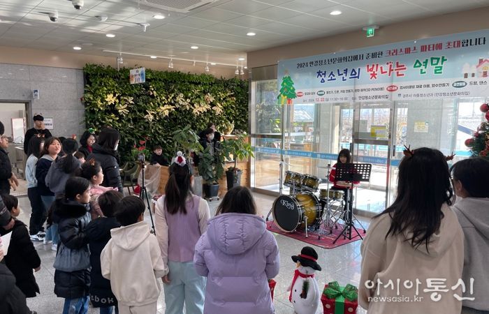 경주시 안강청소년문화의집이 지난 22일 청소년운영위원회 ‘품앗이’와 함께 청소년 연말 특별프로그램 ‘청소년들의 빛나는 연말’ 행사를 개최하고 있다.