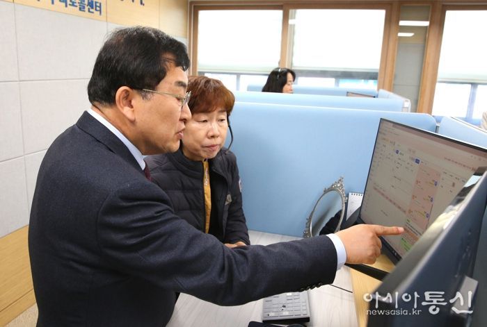 주낙영 경주시장이 지난달 31일 경주시 바로콜센터를 방문해 “시민들이 편리하게 이용할 수 있도록 콜센터 환경을 지속적으로 개선해달라”고 당부하고 있다.