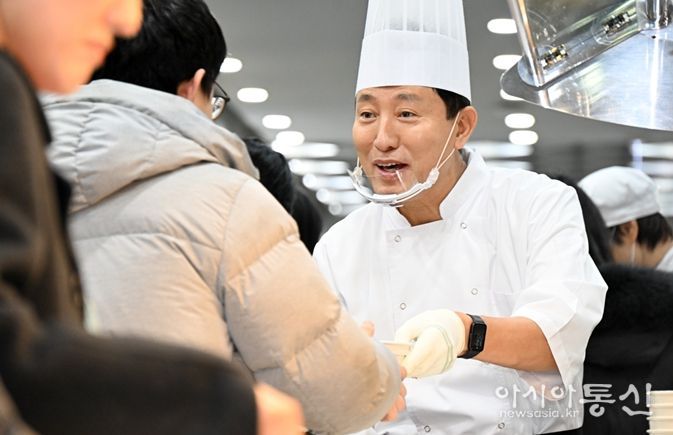 오세훈 서울시장이 2일 서울시청 구내식당에서 신년맞이 직원 격려 떡국을 배식하고 있다.