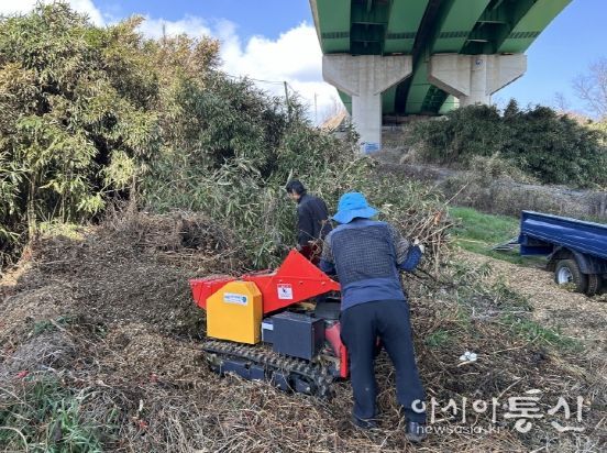 지난해 구룡포읍 영농부산물 파쇄 현장 사진.
