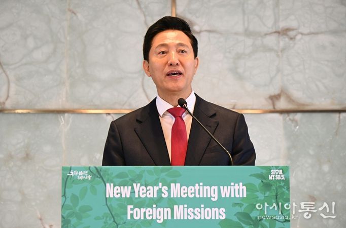 오세훈 서울시장이 6일(월) 열린‘주한대사 초청 신년 간담회’에서 환영사를 하고 있다. 이 날 오 시장은 올해는 한 단계 더 도약해 역동적이고 활기찬 도시를 만들겠다고 밝혔다.