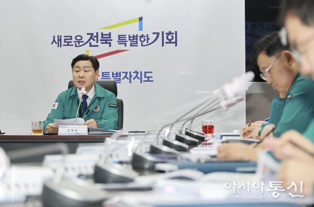 8일 전북특별자치도청 재난상황실에서 김관영 도지사가 도내 서해안, 남부내륙 시군의 대설 경보 예보 등에 따른 긴급 대책회의를 열고, 14개 시군과 유관부서들의 대응 상황을 점검하고 있다.