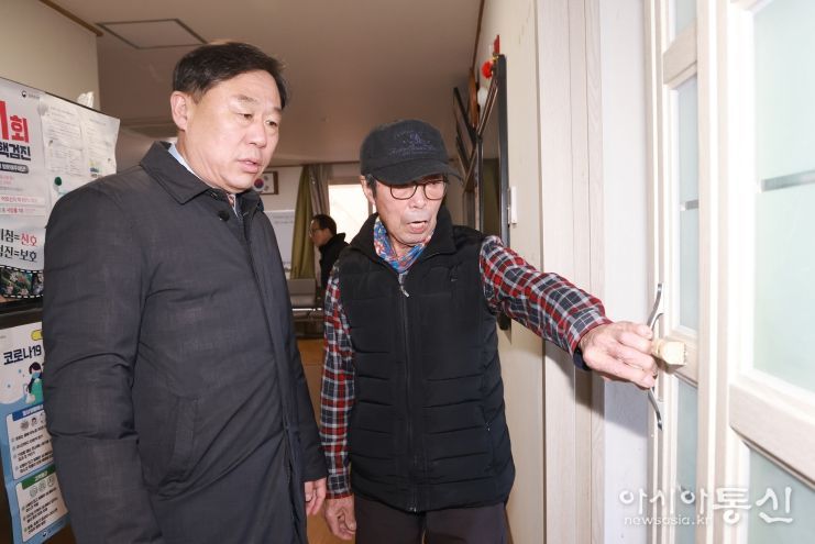 김종훈 동구청장은 10일 전국적으로 한파 특보가 내려진 가운데방어진경로당을 비롯한 방어진노인복지관 등 복지시설을 방문해 난방시설 및 어르신들의 건강 유지를 당부하고 있다.