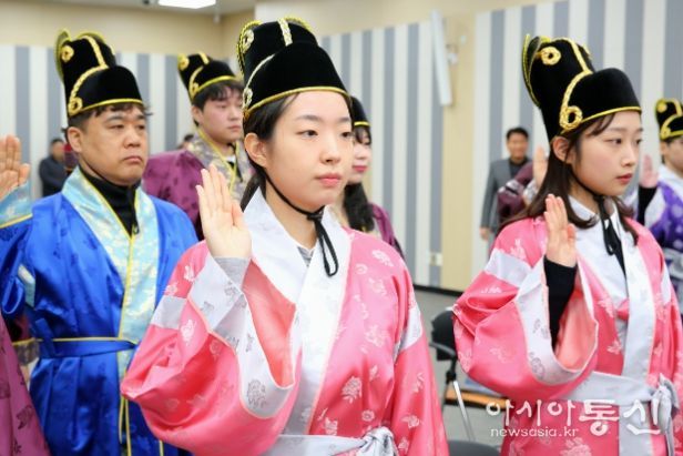 경주시는 13일 청사 내 대회의실에서 신규 공무원 26명의 임용장 수여식을 열고, 공직에 첫발을 내딛는 순간을 격려하고 있따.