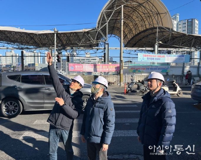 민·관합동점검반이 죽도어시장 공영주차장 공영주차장에서 안전점검을 실시하고 있다.