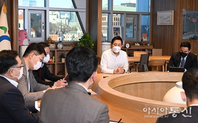 오세훈 서울시장이 15일, 간부회의에서 ‘마스크 자율 착용’을 당부하고 있다.