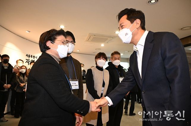 23일 열린 '소상공인 힘보탬 현장 간담회'에 참석한 오세훈 서울시장이 참석자들과 인사를 하고 있다