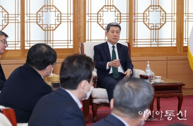 이강덕 포항시장은 24일 시청 대외협력실에서 간부회의를 갖고 설 명절 시민 안전을 위한 철저한 대비를 주문했다.