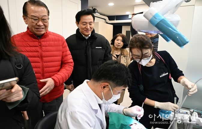 오세훈 서울시장(왼쪽에서 세 번째)이 설 연휴를 앞둔 24일 국민의힘 권영세 비상대책위원장(왼쪽에서 두 번째)과 함께 서울역쪽방촌 '우리동네구강관리플러스센터'를 방문하고 있다.