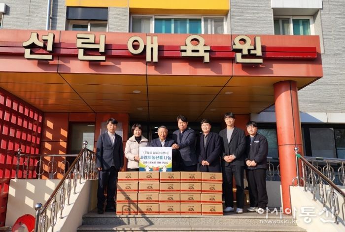 포항시 농업기술센터는 지난 24일 실증시험 농장에서 재배한 고품질 한라봉과 레드향을 포항선린애육원에 기부하며 지역사회에 따뜻한 나눔을 실천했다.