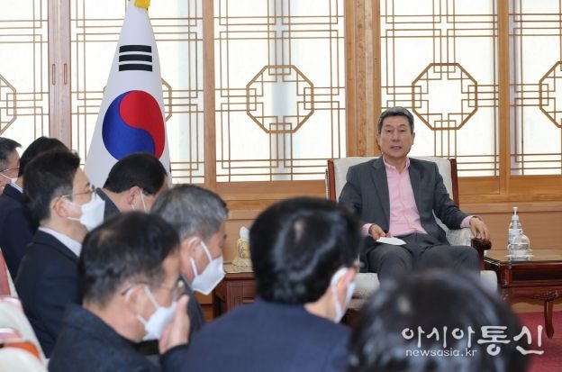 이강덕 포항시장이 31일 시청 대외협력실에서 간부회의를 갖고 지역 경기 획복에 행정력을 집중할 것을 주문했다.