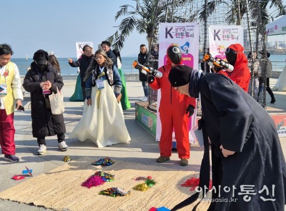 지난 30일 포항 송도해수욕장 일원에서 열린 ‘거주 외국인과 함께하는 설 명절 K-전통놀이 체험행사’