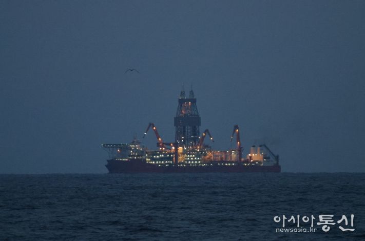 지난해 12월 경북 포항시 앞바다의 ‘대왕고래’ 유망구조에서 시추선 ‘웨스트카펠라호’가 탐사 시추 작업을 하고 있다.