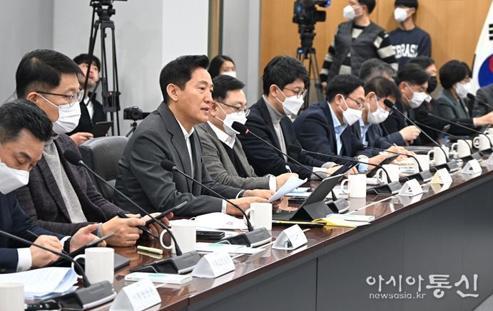 오세훈 서울시장이 7일 오전 열린 'AI와의 동행'을 위한 정례간부회의에서 모두발언 하고 있다.