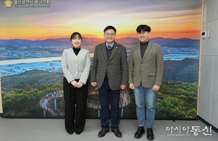 울산북구의회 김상태 의장이 10일 의장실에서 북구청년정책협의체 이여진 위원장과 남구청년협의체 정준범 위원장을 만나 간담회를 갖고 지역 청년 정책 현안을 논의했다.