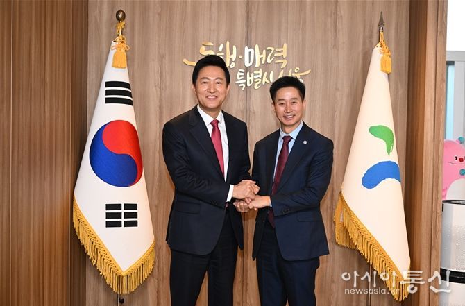 오세훈 서울시장이 25일 서울시청을 찾은 서정일 미주한인회 총연합회 총회장과 면담 후 기념사진을 촬영하고 있다.