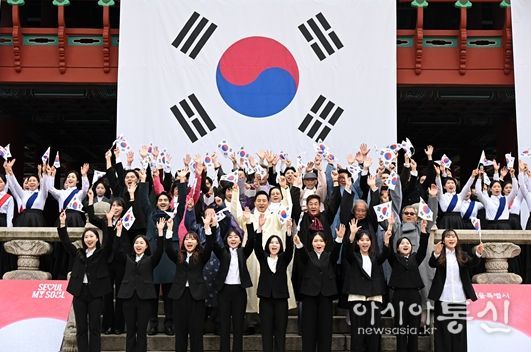 오세훈 서울시장이 1일(토) 보신각 일대에서 열린 제106주년 3.1절 기념 타종행사에 참석해 참석자들과 만세삼창하고 있다.