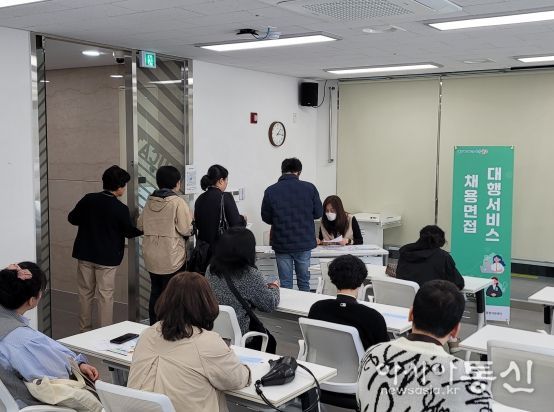 울산 울주군이 21일 울주군 창업·일자리종합지원센터에서 세계식품(주) 2차 채용 면접 대행 서비스를 진행했다.