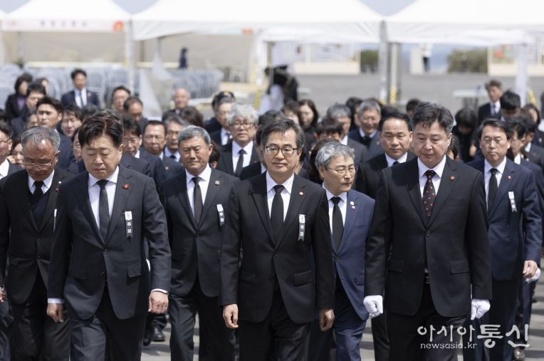 3일 오후 김동연 경기도지사가 오영훈 제주도지사를 비롯한 관계자들과 함께 제주특별자치도 제주시 4․3 평화공원 내 위령제단으로 들어서고 있다.