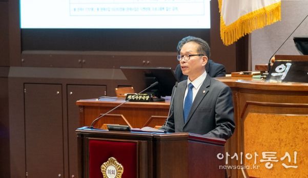 복진경 의원이 4월 22일 강남구의회 제326회 임시회 본회의에서 발언하고 있다