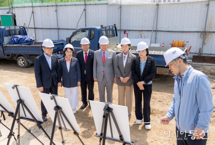 24일 행정안전위원회 위원들이 관계자로부터 양재천 수변활력거점 조성사업 운영 현황을 청취하고 있다.
