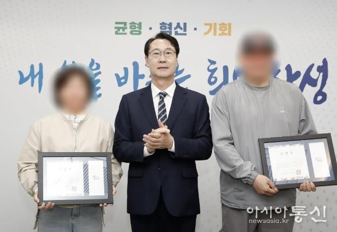 정명근 화성특례시장이 28일 시청 중앙회의실에서 보이스피싱범 검거 유공 시민에 표창장을 수여하고 함께 기념사진을 촬영하고 있다.