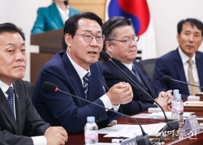 정명근 화성특례시장(왼쪽 두 번째)이 28일 국회 의원회관에서 열린 '특례시-인구감소지역 상생협력 협약식'에서 발언하고 있다.