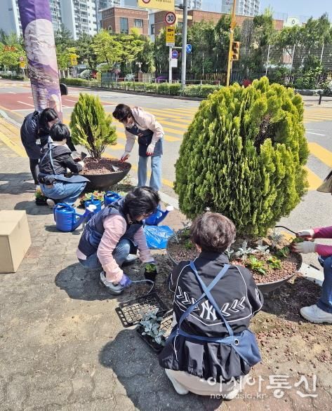 수원시 팔달구 화서2동 초화식재와 환경정비, 이제 '꽃뫼환경 대전환단'에 맡기세요