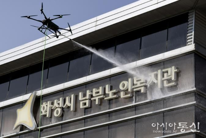 28일 화성특례시 관내기업 실증지원사업 제1호 기업인 (주)DRT가 외벽 청소용 드론을 활용해 화성시남부노인복지관 외벽을 청소하며 기술을 실증해보고 있다.