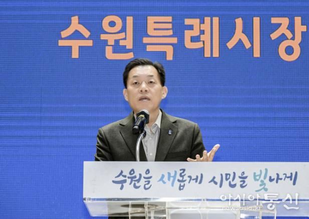 이재준 수원시장이 인사말을 하고 있다.