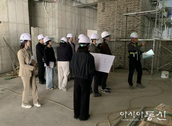 결산 검사 위원들이 현장 점검을 하고 있다.