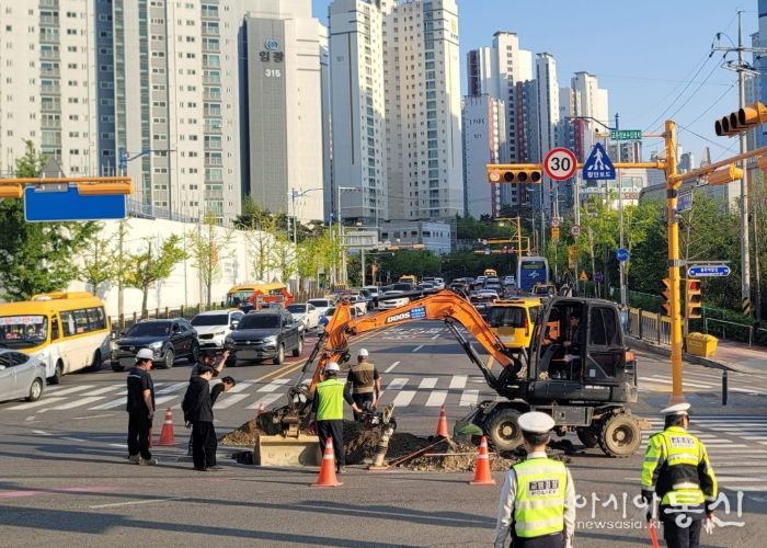 29일 화성특례시 및 화성서부경찰서 관계자들이 싱크홀 의심 구간의 도로지반 확인을 위해 굴착 작업을 하고 있다.