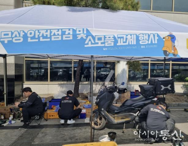 배달노동자 이륜차 안전점검을 하고 있다.