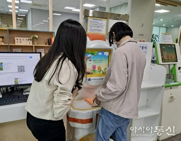 무인대출기를 활용해 대출·반납실습을 하고 있다.