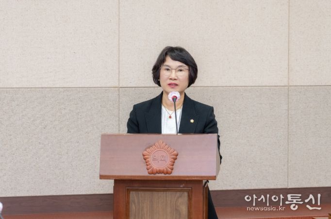 제326회 임시회 제1차 운영위원회 회의에서 조례안 발의 취지에 대해 설명하고 있는 노애자 의원
