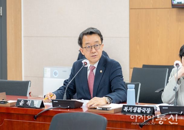 (사진설명) 질의 응답하는 윤석민 의원