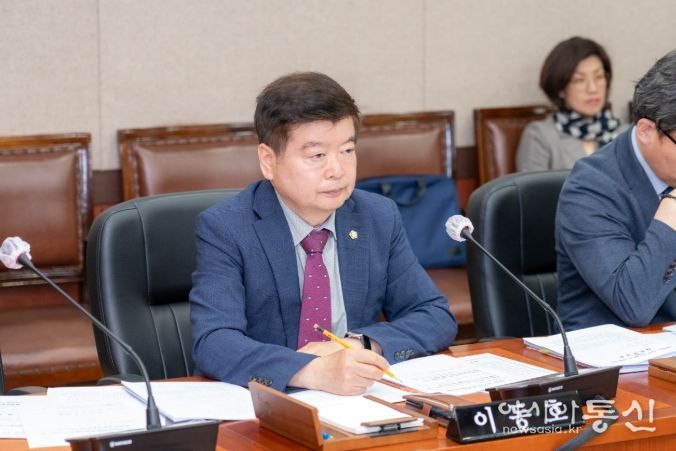 강남구의회 이동호 의원이 제326회 임시회 행정안전위원회 회의에서 조례 안건 심사에 참여하고 있다.
